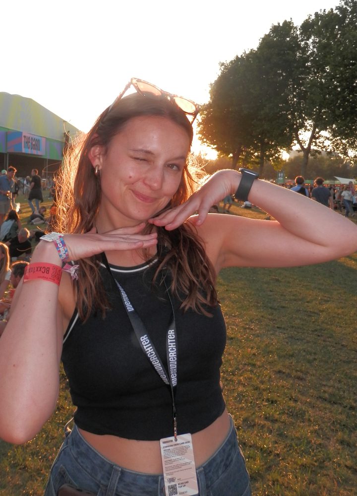 Amber Pelgrims on set bij een festival